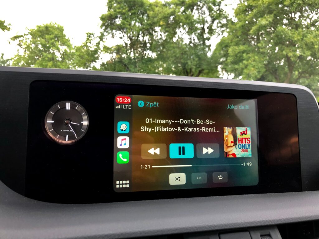 Lexus ES300h_Apple CarPlay_3